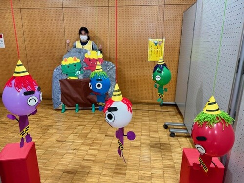 こおにたち