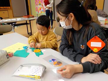 子どもたちもペタペタ