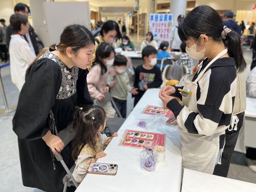 デコケーキマグネット工作の様子