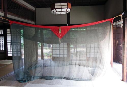 和室の蚊帳（かや）