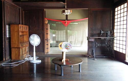 板の間の向こうの和室に蚊帳（かや）がある