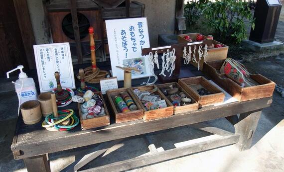 コマ、羽子板などの写真