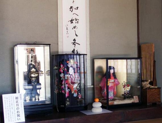 旧金子家住宅の床の間に飾られている羽子板と破魔弓