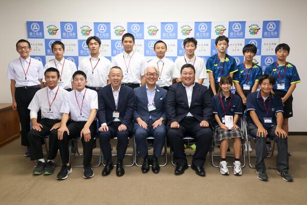 星野市長、山口教育長、勝山議長と大会出場者の皆さんの集合写真