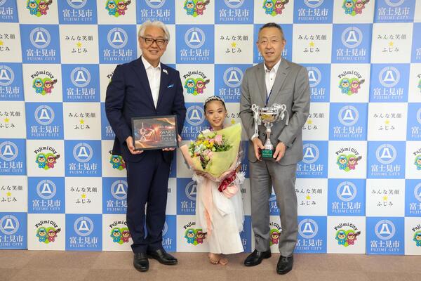 ダンス世界大会出場者の青木さんと市長、教育長の写真