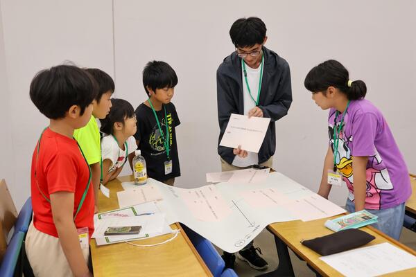 子ども大学☆ふじみ講義で考えをまとめる様子