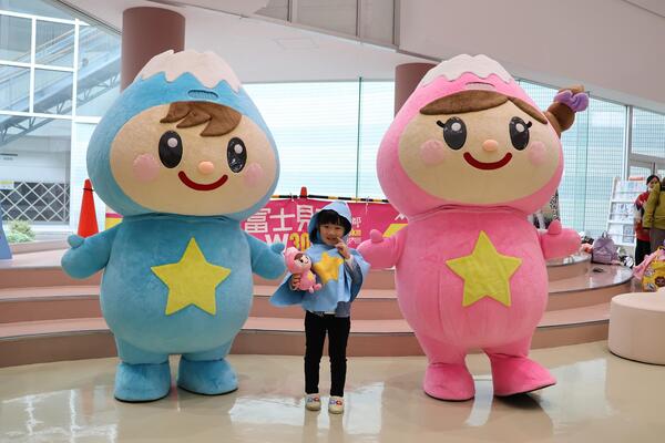 ふわっぴー撮影会でふわっぴーと撮影する来場者1