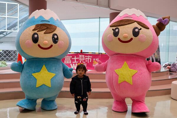 ふわっぴー撮影会でふわっぴーと撮影する来場者2