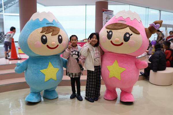 ふわっぴー撮影会でふわっぴーと撮影する来場者3