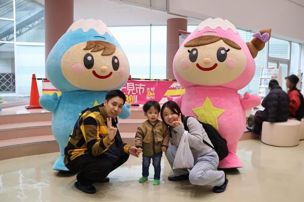 ふわっぴー撮影会でふわっぴーと撮影する来場者4