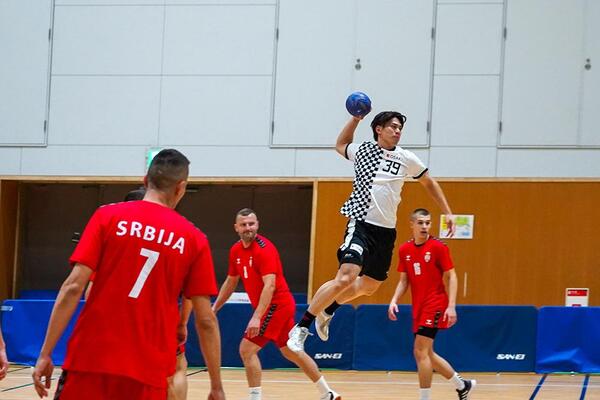 オーソル選手がボールを振りかぶる様子