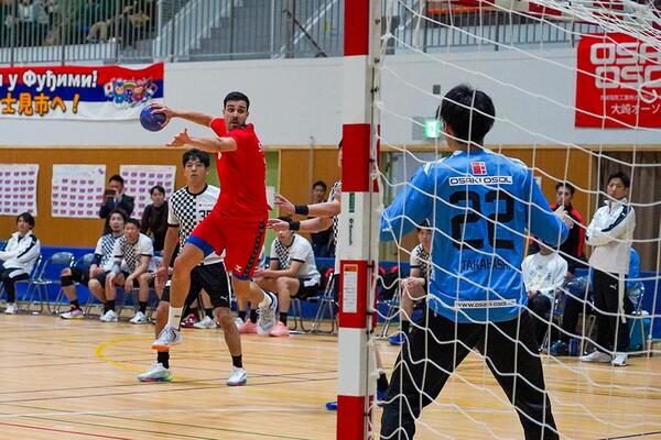 セルビア代表が相手ゴールに迫る様子