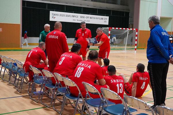 ハーフタイムに声掛けをするセルビア代表の様子
