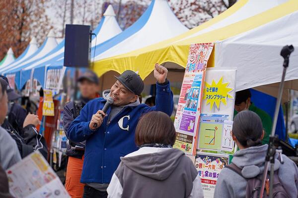 なぞ解きのヒントを出している様子