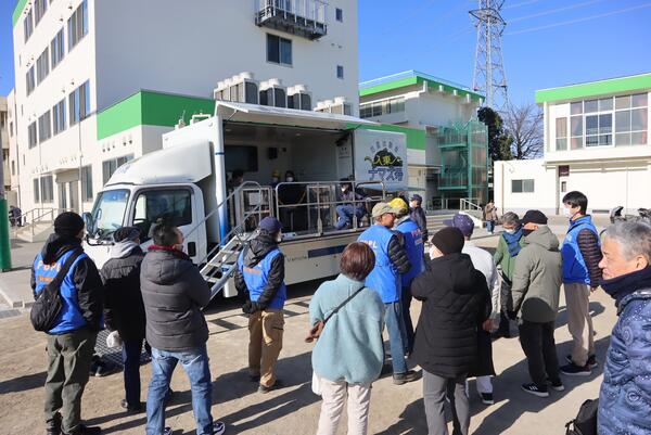 起震車の説明を受ける写真