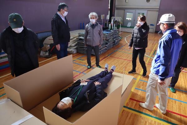 段ボールベットの組み立て訓練写真