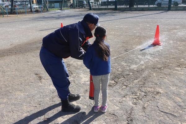 水消火器を使った消火訓練の写真