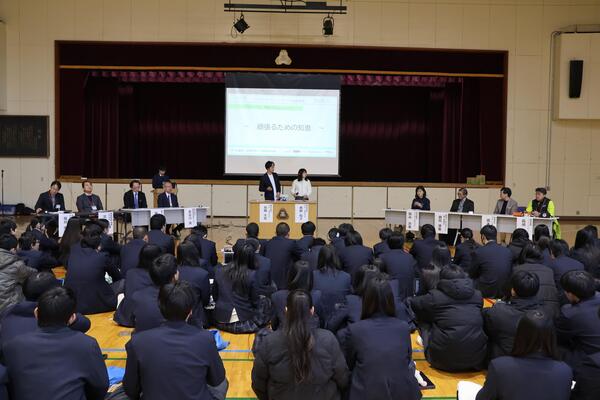 キャリア教育事業のパネルディスカッションの全体写真