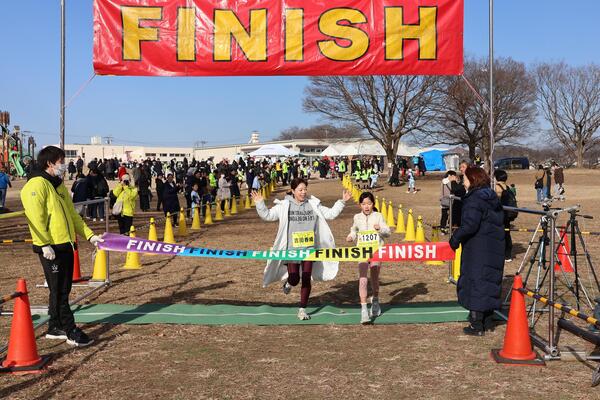 マラソンゴールシーンの小学生の写真