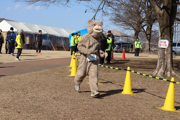 着ぐるみを着用して出場した選手の写真