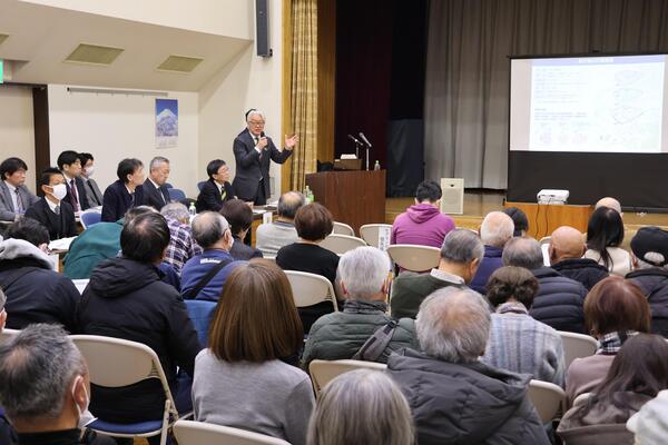 水谷公民館で開催された富士見市公共施設個別施設計画第1期実行計画（改訂案）と新庁舎建設基本設計の市民説明会の写真1枚目