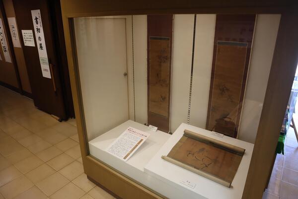 鶴馬の地名にちなむ掛け軸の写真