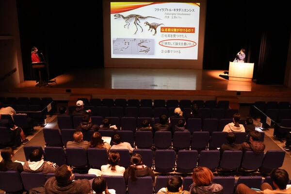 恐竜授業の全体写真