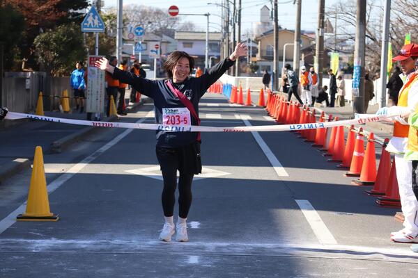 駅伝競走大会のゴールシーンの写真