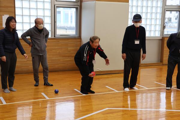 ボッチャを体験する方の写真