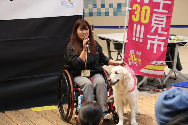 盲導犬について説明している写真