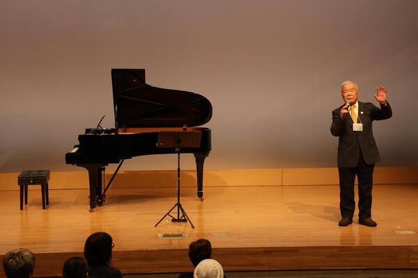 挨拶をする富士見市国際友好協会会長の牧氏の写真