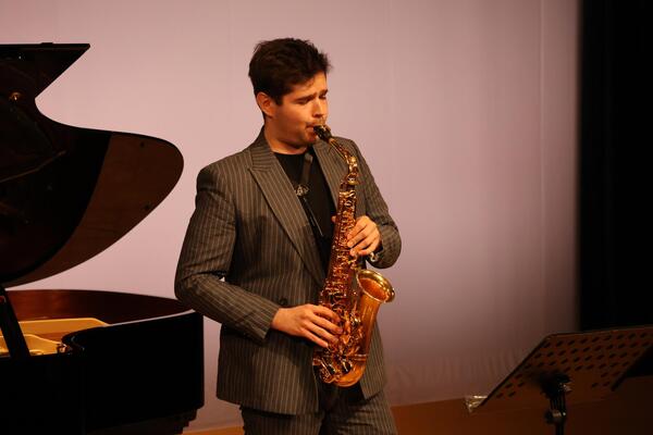 セルビアコンサートで演奏するマルコ氏の写真