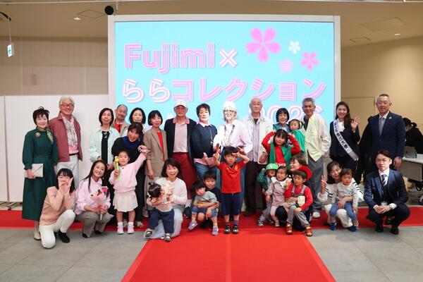 ららコレクション出演者全員の集合写真