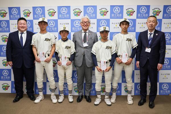 奨励金交付式での集合写真