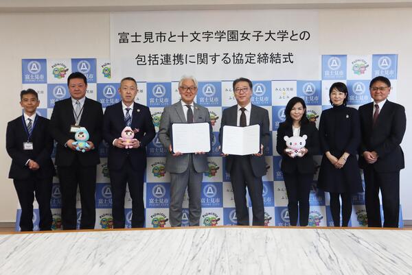 調印式で関係者一同に撮影した写真