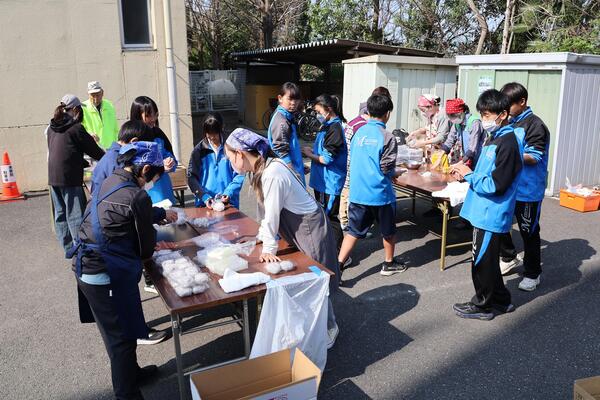 水谷東地域災害時の炊き出し訓練の写真