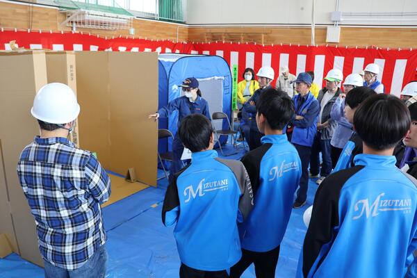 避難所設備の説明を受ける参加者の写真