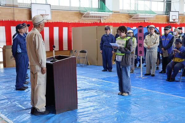 閉会式と報告訓練の様子写真