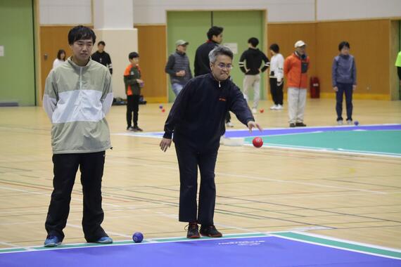 ボッチャボールを投げるのを眺めている写真