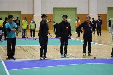 予選リーグで選手がボッチャボールを投げている写真