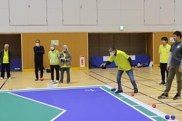 試合をみんなで観戦している写真