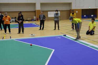 決勝戦１エンド目でボッチャボールを投げている写真