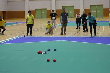 決勝戦2エンド目でボッチャボールを投げている写真
