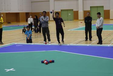 準決勝でボッチャボールを投げている写真