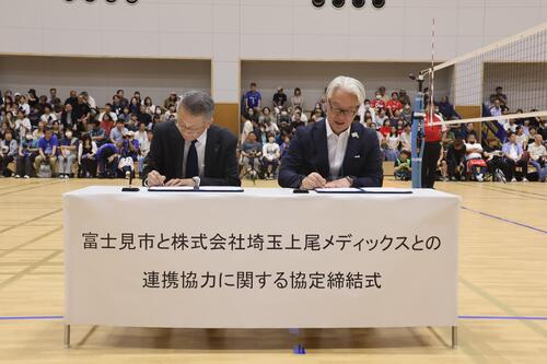 協定書に署名している写真