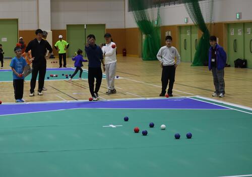 選手がボッチャボールを投げている写真