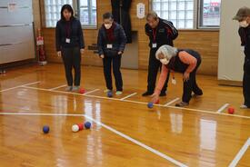 参加者が青いボールを投げているところ