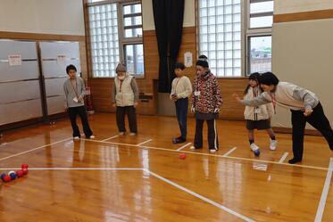 参加者が赤いボールを投げているところ