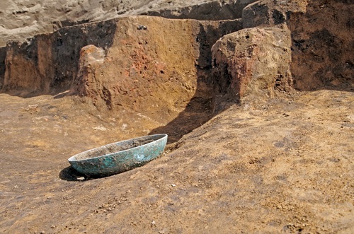 銅鋺写真(出土時)