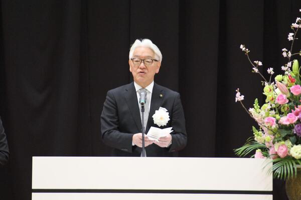 市長が式辞を述べる様子